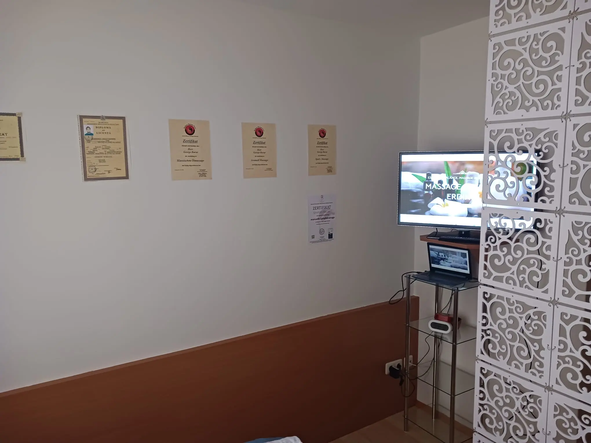 George Bucur Massagestudio-Raumdekor-Blumentöpfe